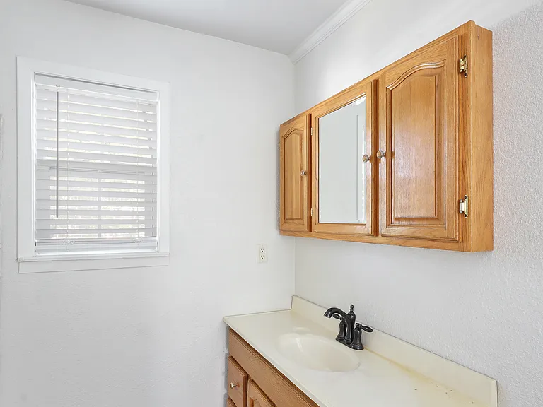 1130 W Day St — Photo 12
