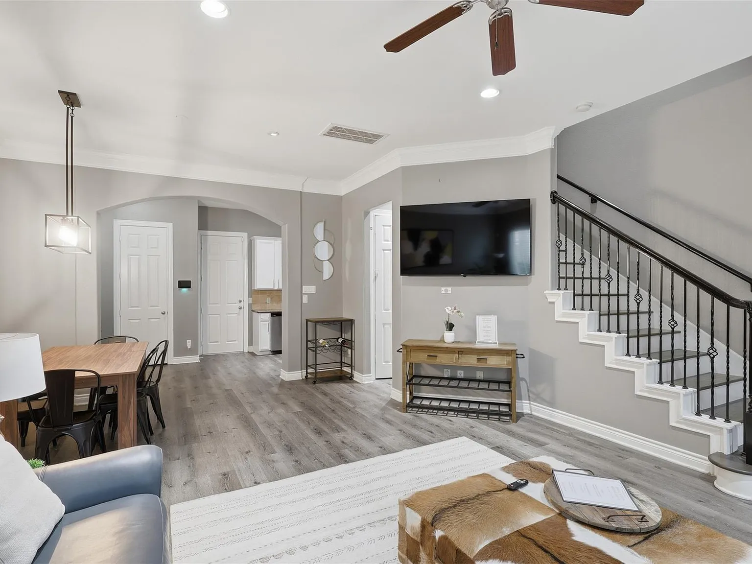 3 bed, 2.5 bath, 1908 sqft, $3,700 — Photo 4