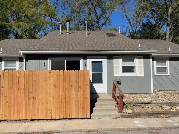 807 Maple Ln, Eudora, KS 66025