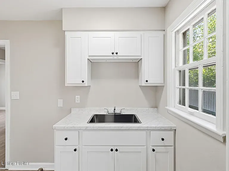 1019 W Indian Trl — Photo 3