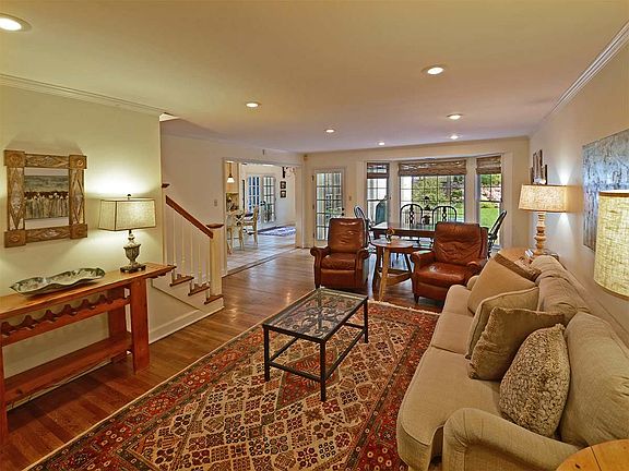 4th image of 390 Woodmere Ln