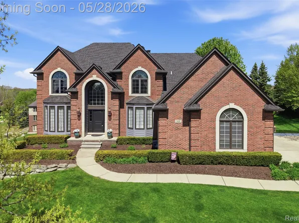 668 Springview Dr, Rochester, MI 48307