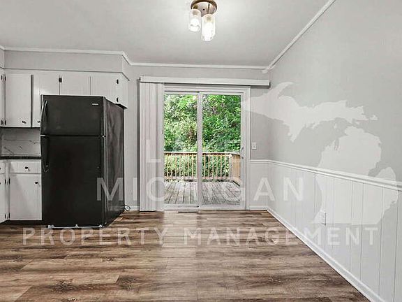 3rd image of 2555 Ridgemoor Dr SE