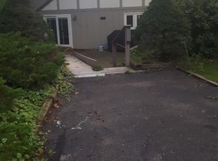 6408 Hartwood Dr, Fenton, MI 48430