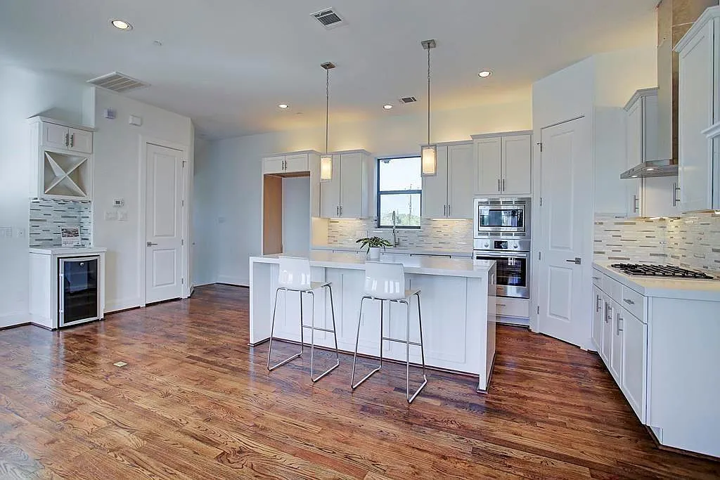4 bed, 4.5 bath, 3000 sqft, $5,350 — Photo 4