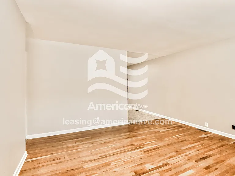 1362957_005_living_room_13865674.jpg