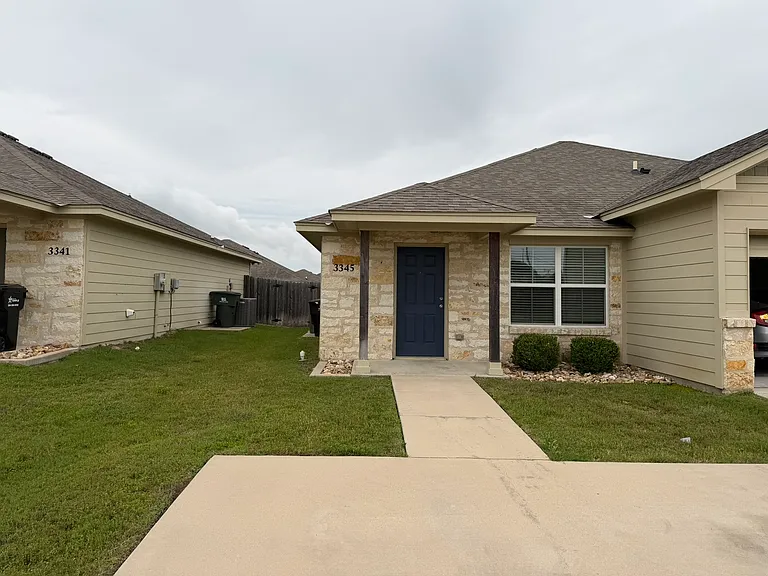 3345 Berkshire Dr — Photo 1