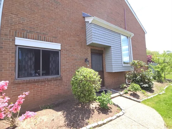 16 Rosewood Dr Unit 18-04, Stoughton, MA 02072