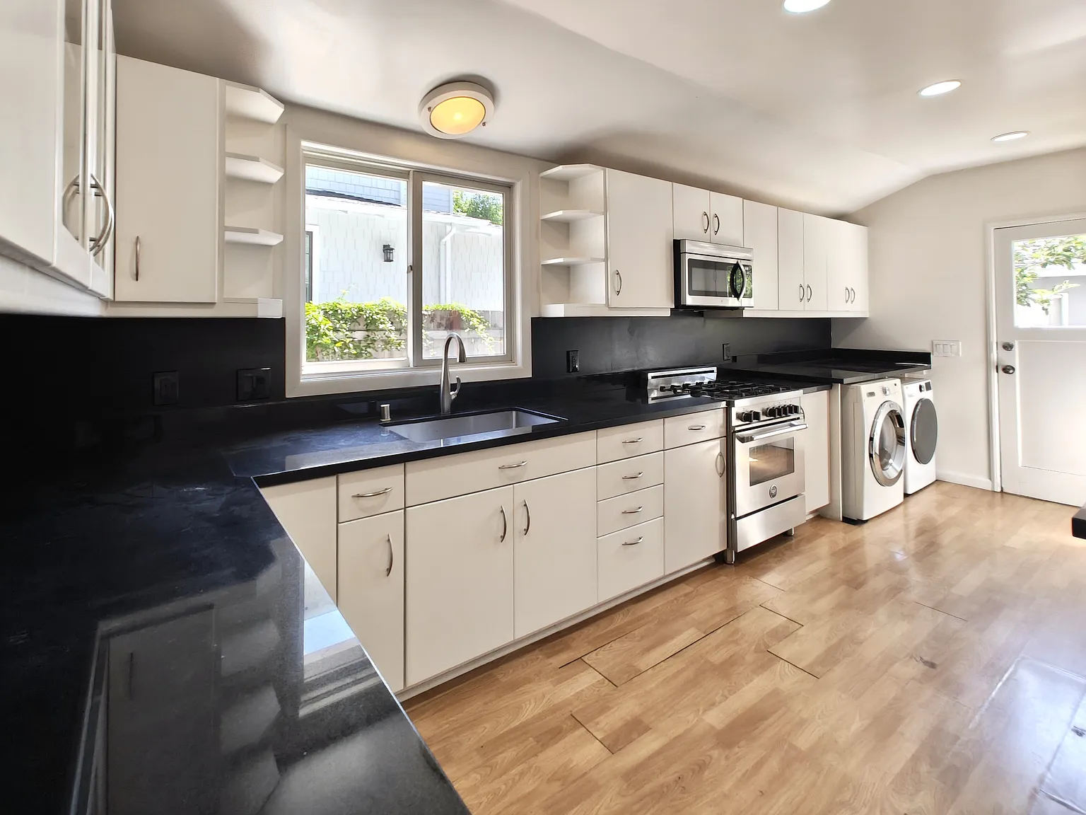 3 bed, 1599 sqft, $7,798 — Photo 4