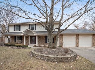 3418 River Falls Dr, Northbrook, IL