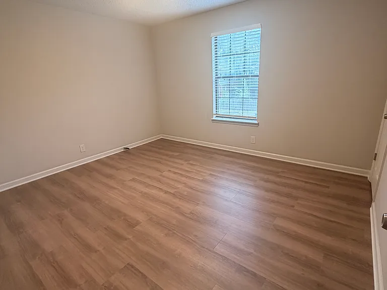 920 Emmett Ave — Photo 10