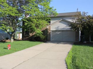 1947 N Fairview Ln, Rochester Hills, MI 48306