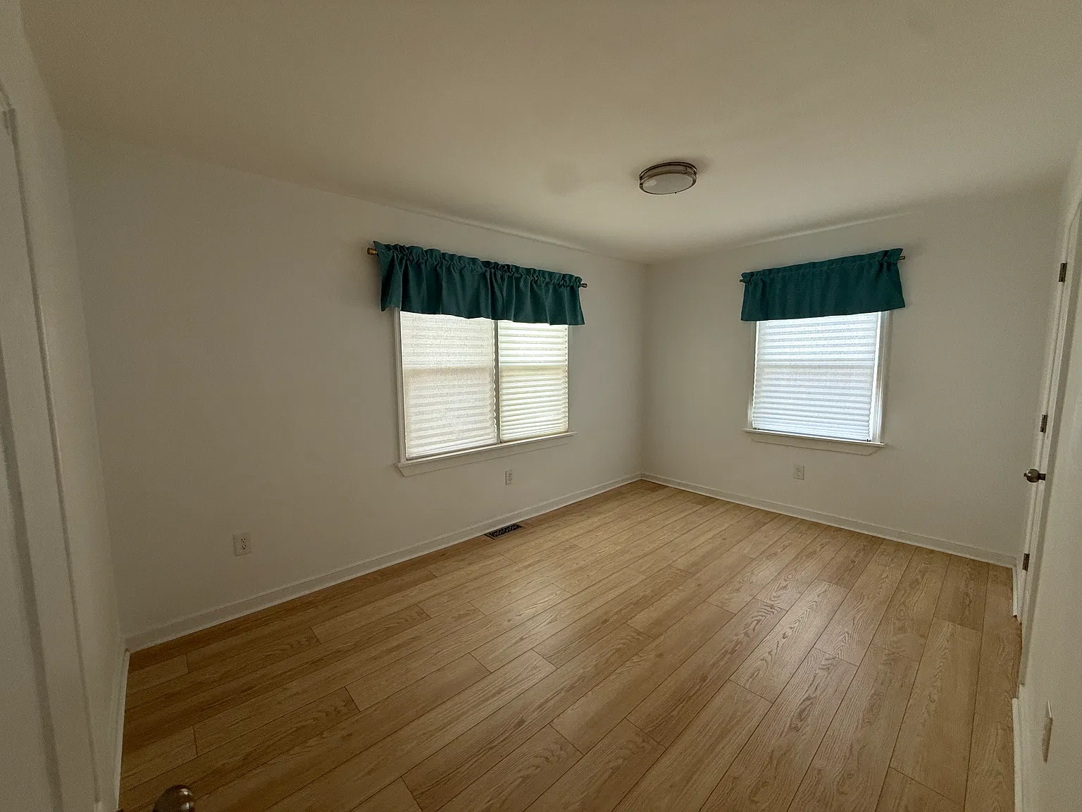4 bed, 1976 sqft, $2,600 — Photo 2