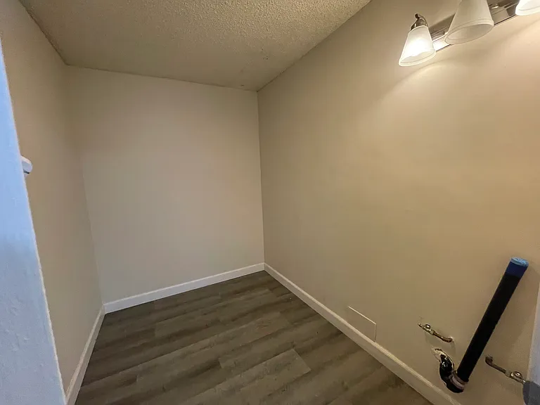 8800 Cedros Ave — Photo 11