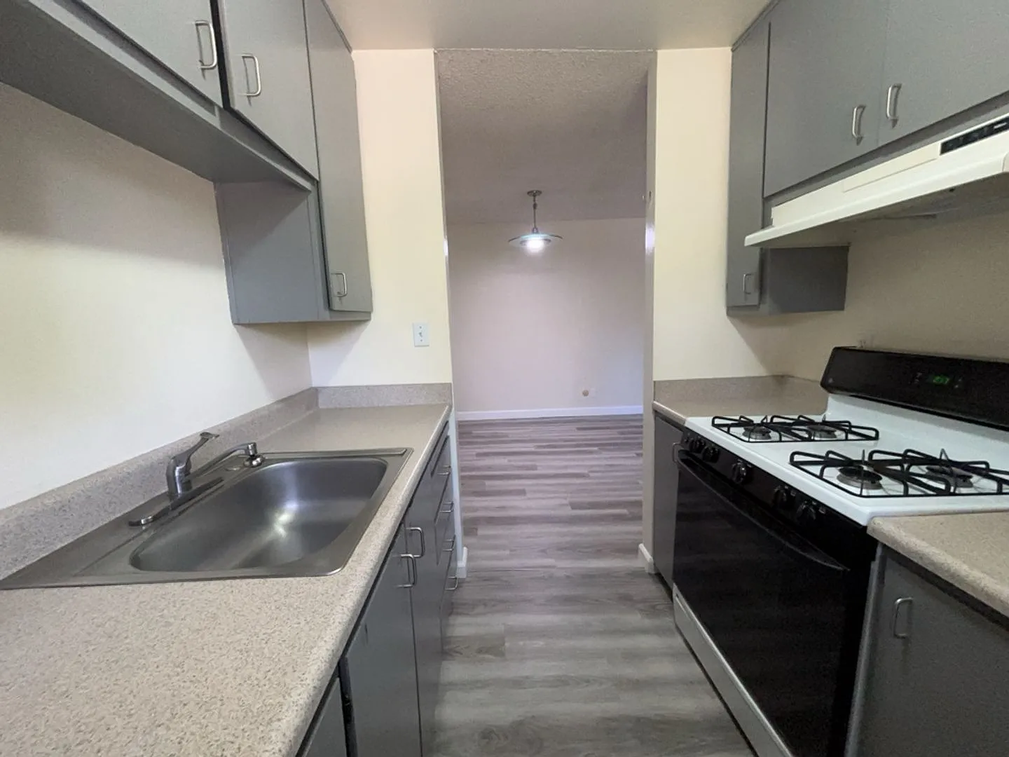 2 bedroom 1 bath upstairs 4-Plex unit — Photo 4