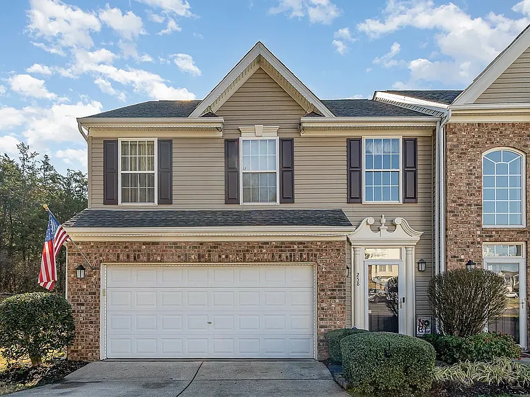 Located in culdesac, end unit, 4 parking spots (garage & driveway)