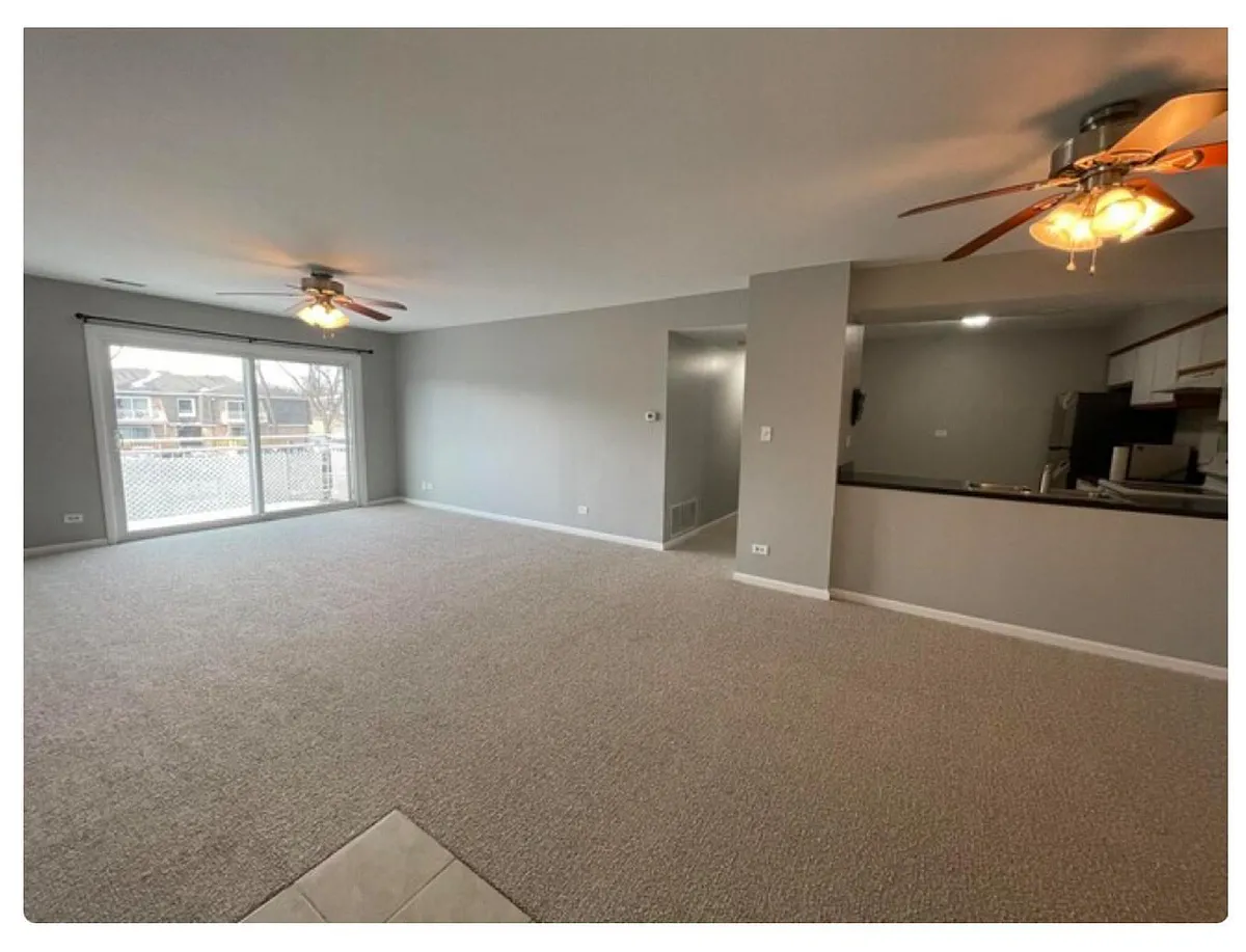 Photo 1 of 20 - 4400 W Euclid Ave #2A - Rolling Meadows, IL Primary Photo - 4400 W Euclid Ave #2A