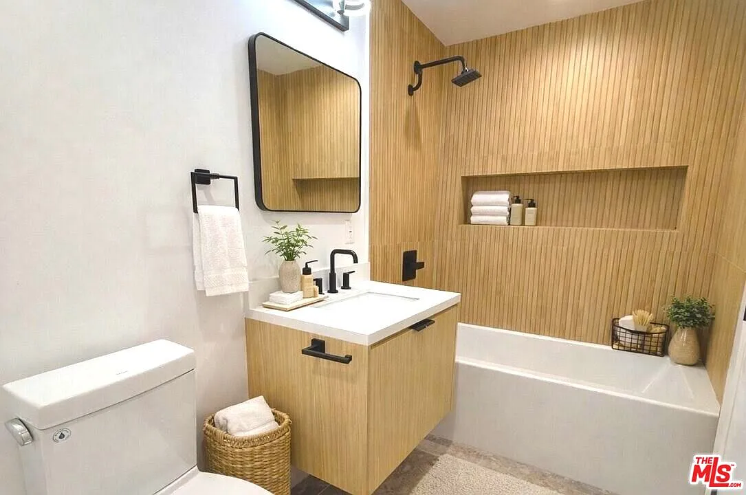 3 bed, 3.5 bath, 1880 sqft, $5,990 — Photo 3