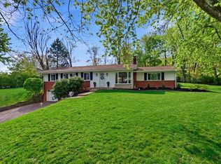 2029 Grosvenor Dr, Coraopolis, PA 15108