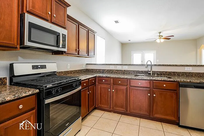 3 bed, 2.0 bath, 1401 sqft, $1,935 — Photo 3