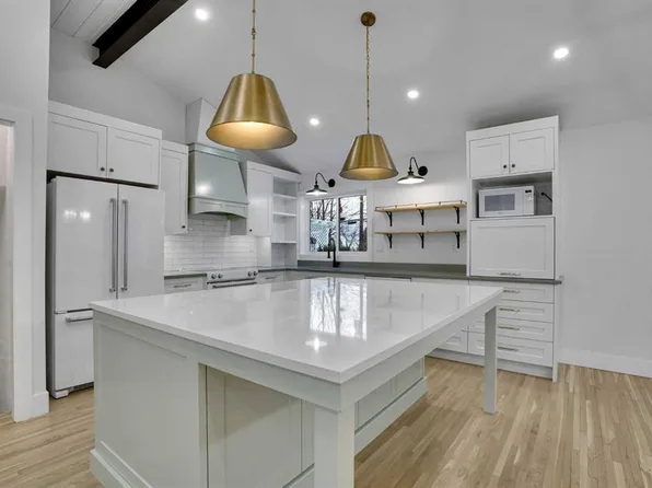 64 W Hartford Rd NW, Calgary, AB T2K 2A5