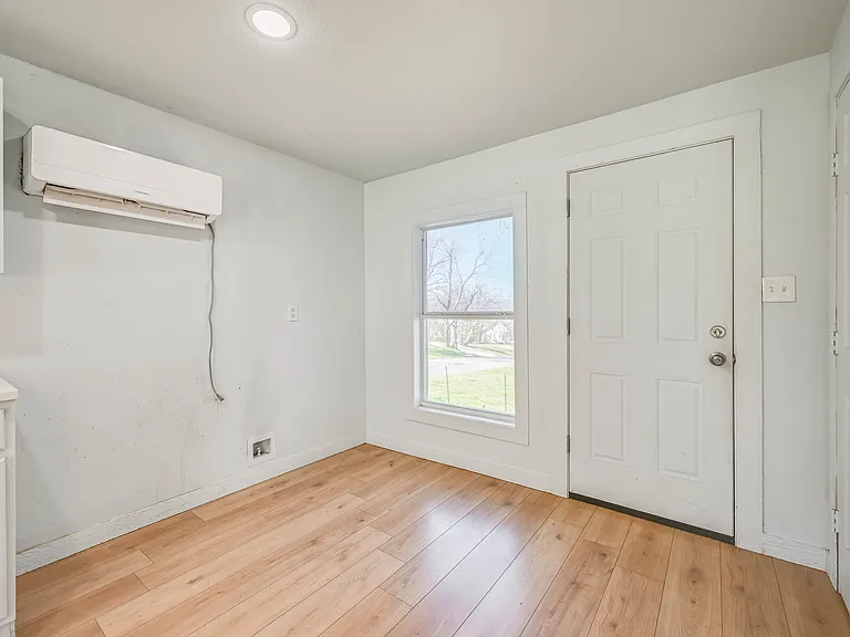 1131 W Johnson St — Photo 6