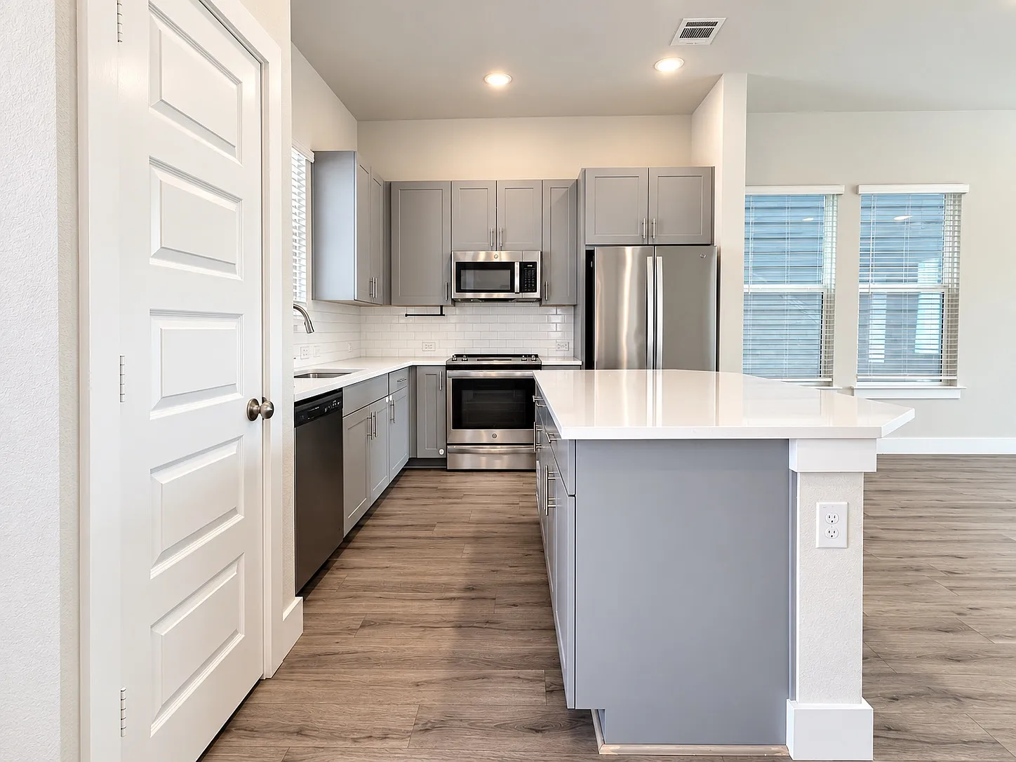 700 W Bedford Euless Rd — Photo 3