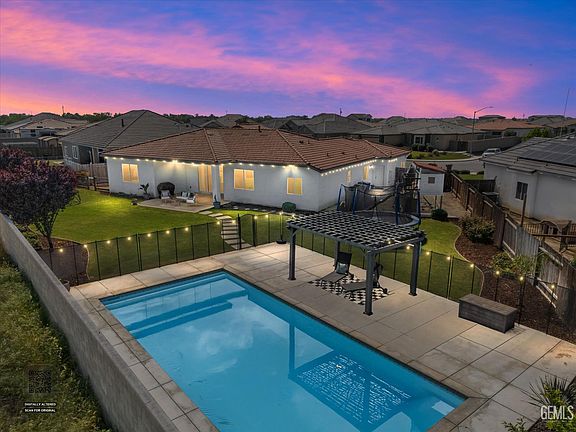 2nd image of 702 Menlo Ct