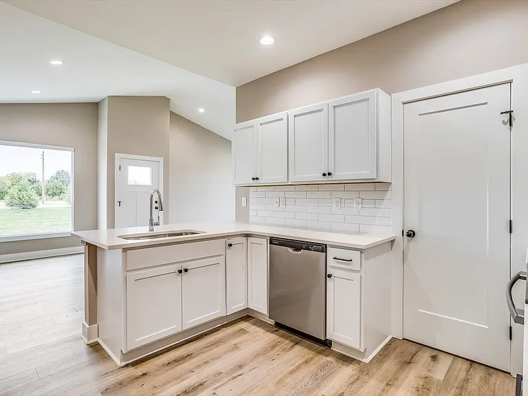1066 W Longpath St — Photo 3