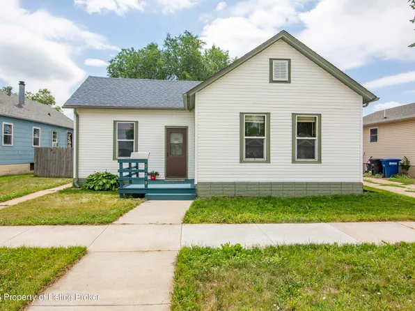 329 1st St SW, Dickinson, ND 58601