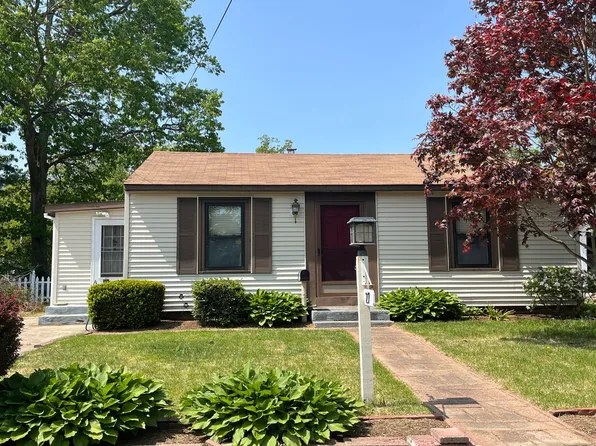 27 Twin Lakes Ave, Coventry, RI 02816