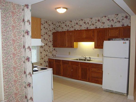kitchen-newly painted, no wallpaper