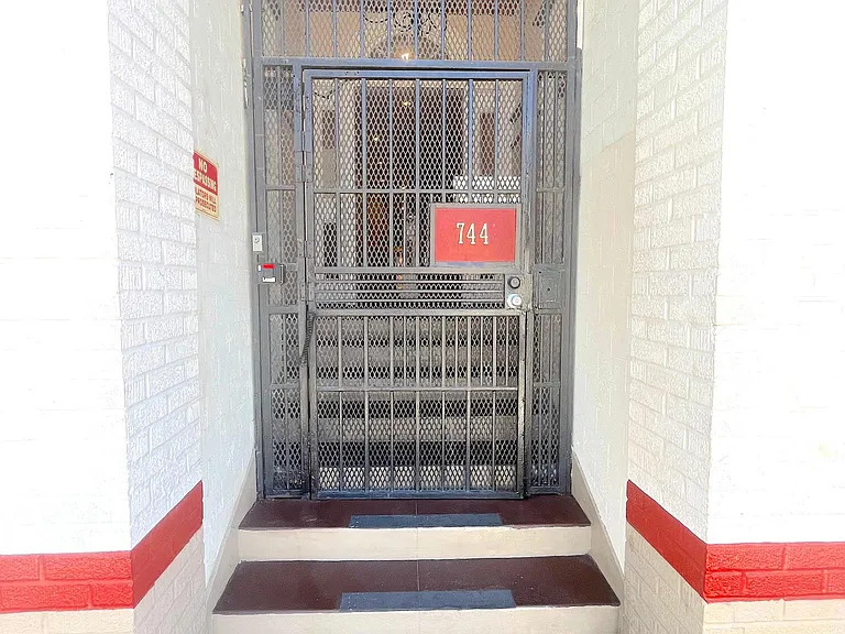 744 Pine Ave #11 — Photo 16