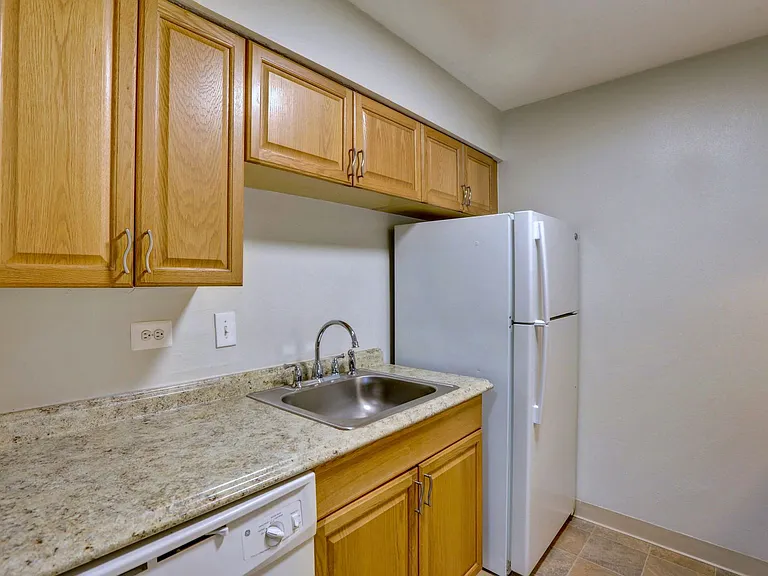 Monaco Parkway Apartments — Photo 9