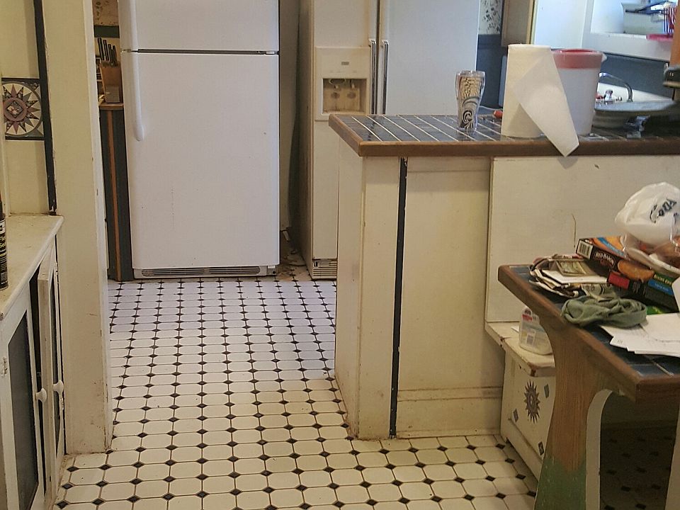 2nd image of 625 Black St E