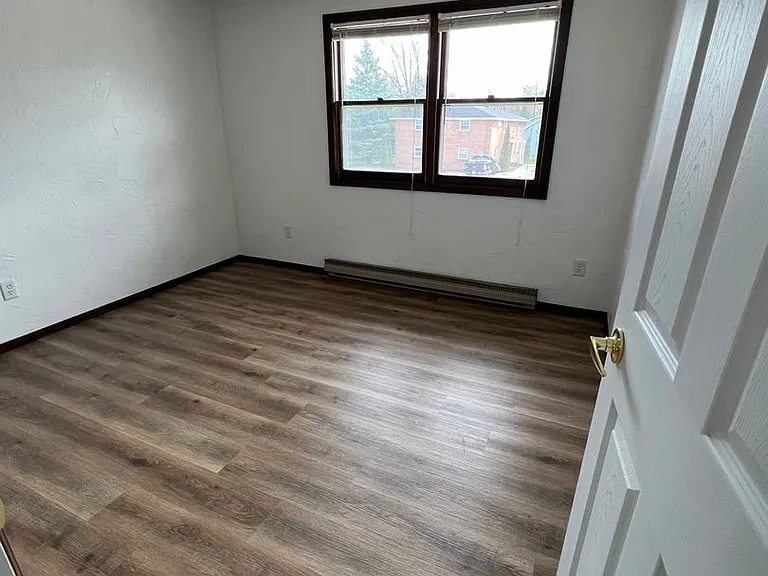 2445 Woodale Ave — Photo 4