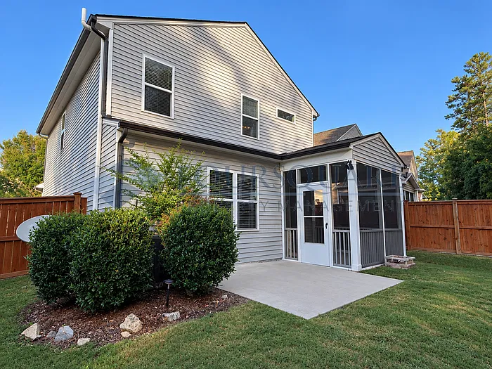 4 bed, 3.0 bath, 2400 sqft, $2,397 — Photo 4