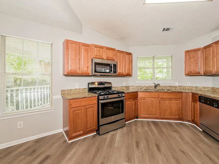 340 Christian Woods Dr SE — Photo 6