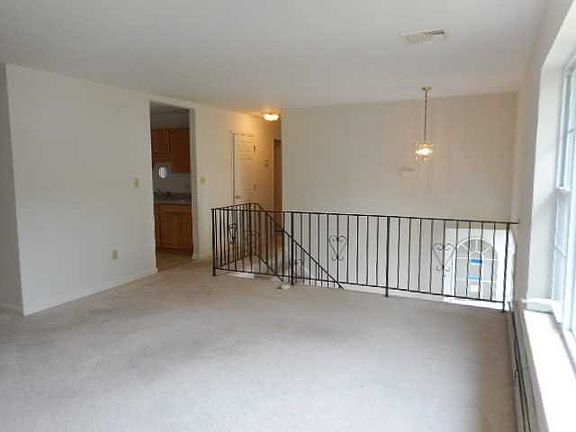 3rd image of 5 Stanford Ct