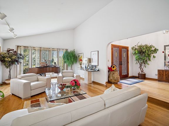 3rd image of 583 Warbler Ct