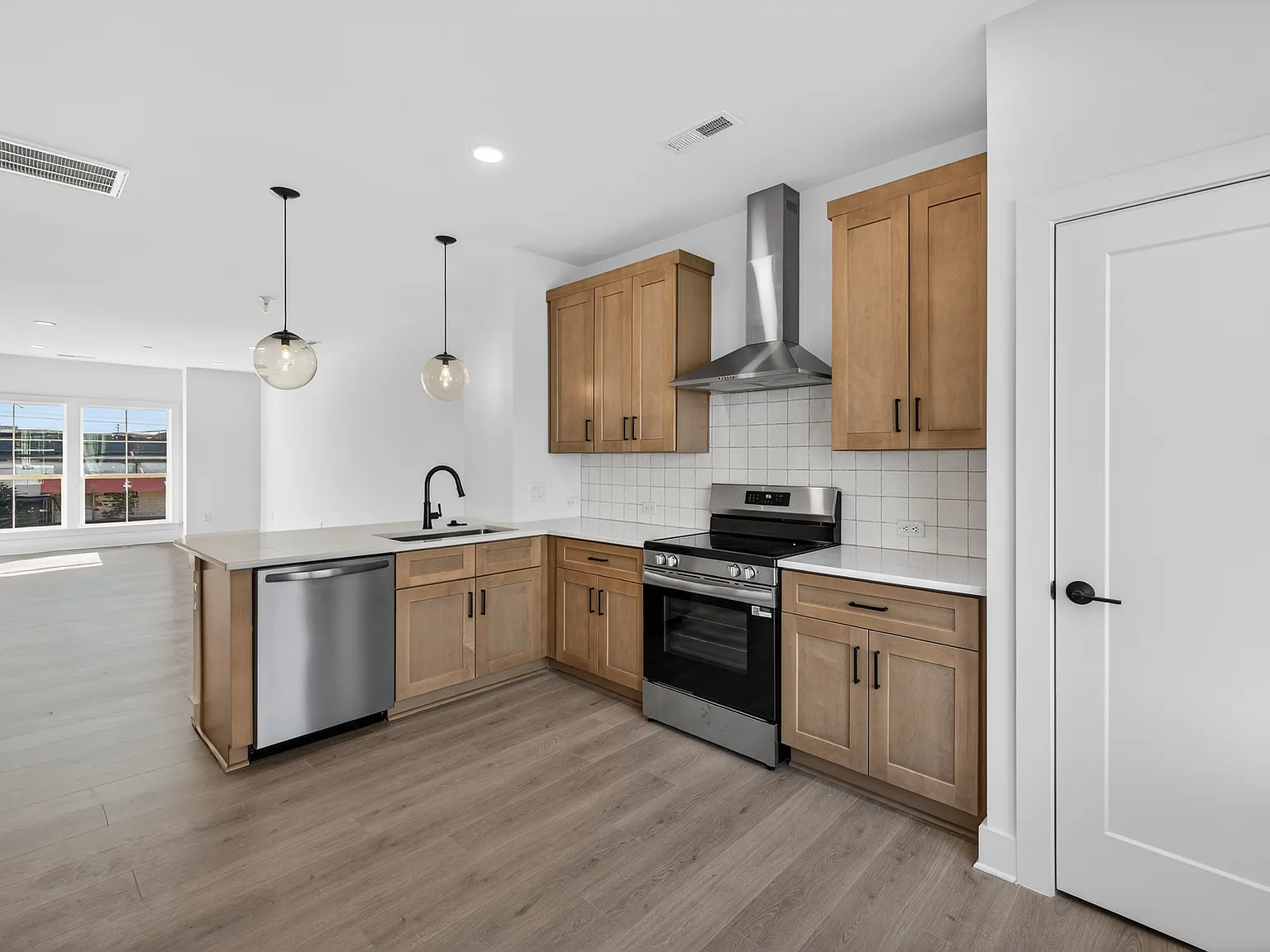 3 bed, 1700 sqft, $2,700 — Photo 1