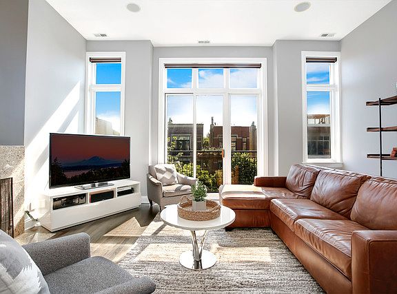 3rd image of 1026 N Hermitage Ave #3