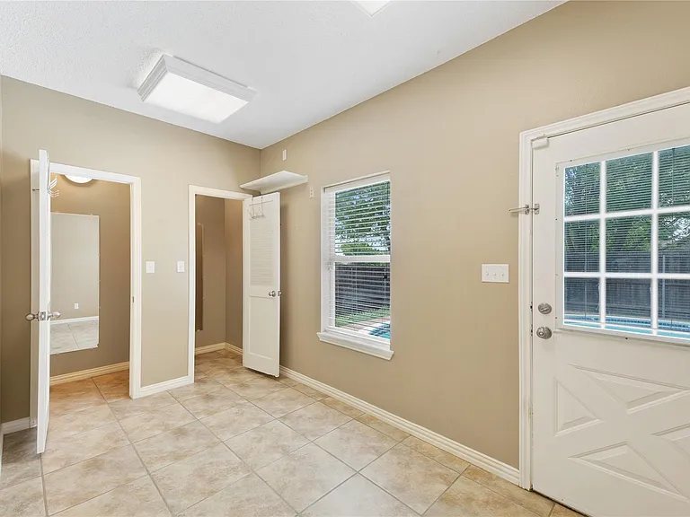 776 Monticello Cir — Photo 6