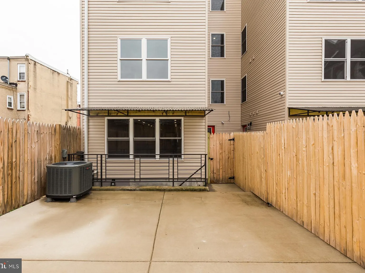 3 bed, 2.5 bath, 1005 sqft, $1,999 — Photo 2
