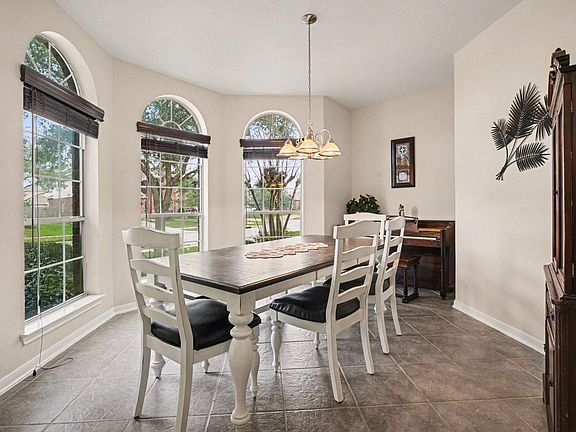 5th image of 806 Dawn Ridge Way