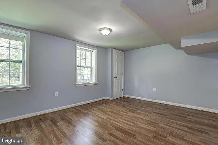 323 Bradley Ave — Photo 4