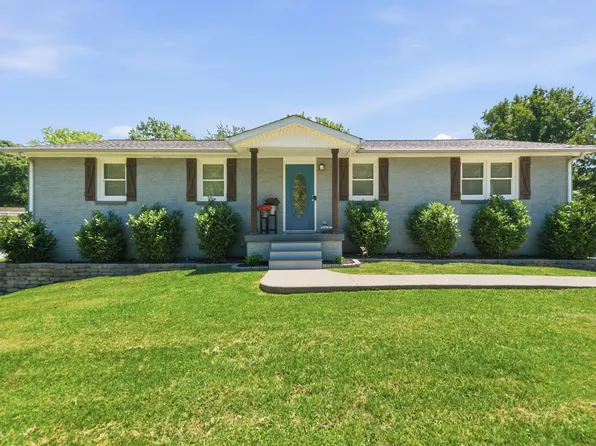 307 S Hummingbird Ln, Dickson, TN 37055
