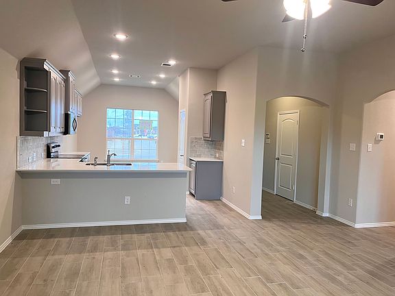 4th image of 9932 Ginkgo Ln