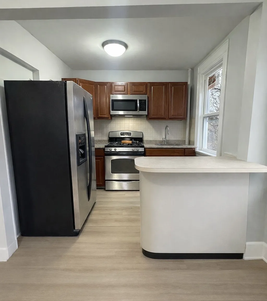 3 bed, 1000 sqft, $3,000 — Photo 2