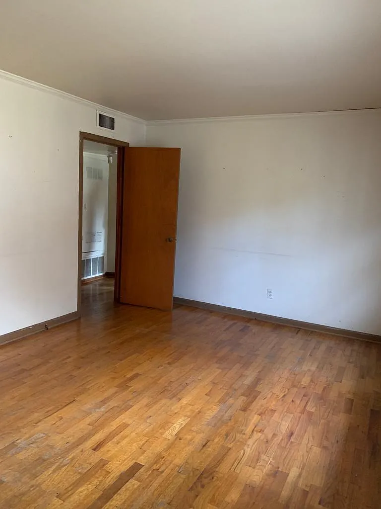 Building Photo - 423 Branham Ave SW
